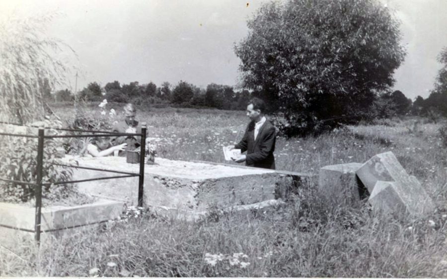 Отець Богдан Репетило на могилі свого святителя Кир Миколая Чарнецького. Кульпарківський цвинтар. Кінець 1950 – початок 1960-х рр.