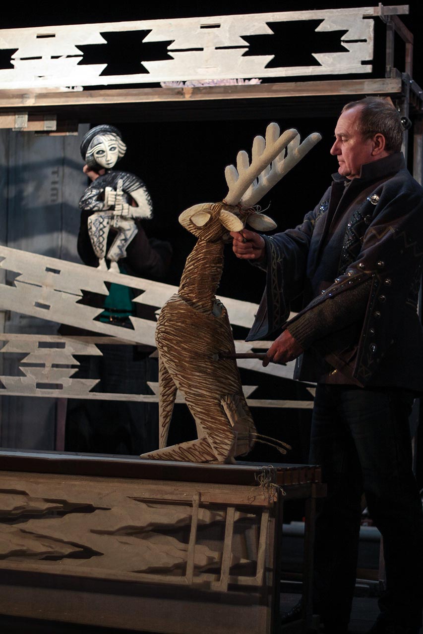 Сцена з вистави «Золоторогий Олень»