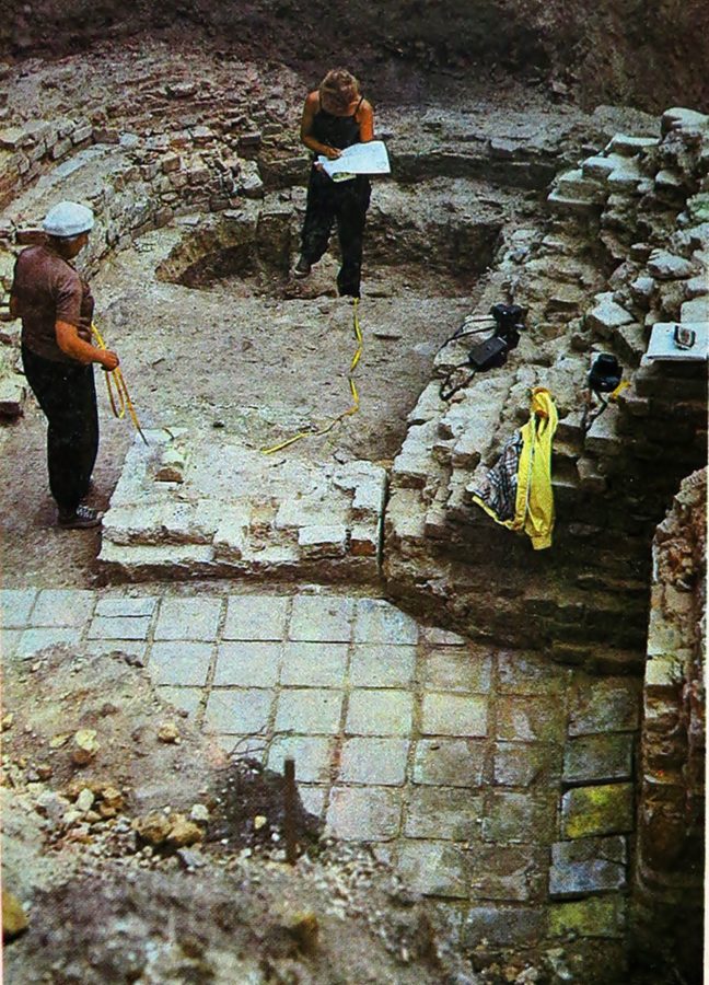 Розкопки храму у вісімдесятих. Зображення з книги "Луцьк. Архітектурно-історичний нарис"