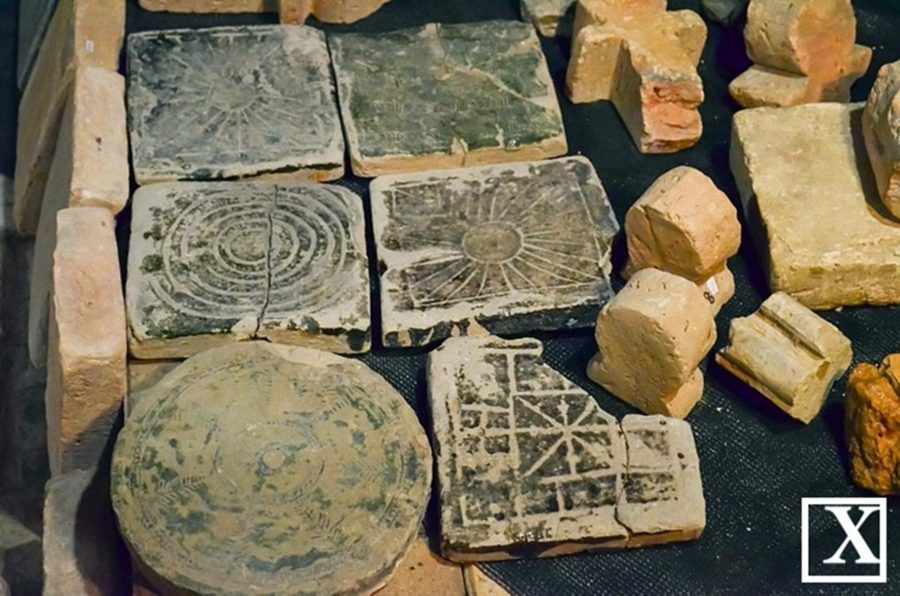 Плитка з підлоги замокового собору тепер є частиною виставки у підземеллі замку Любарта