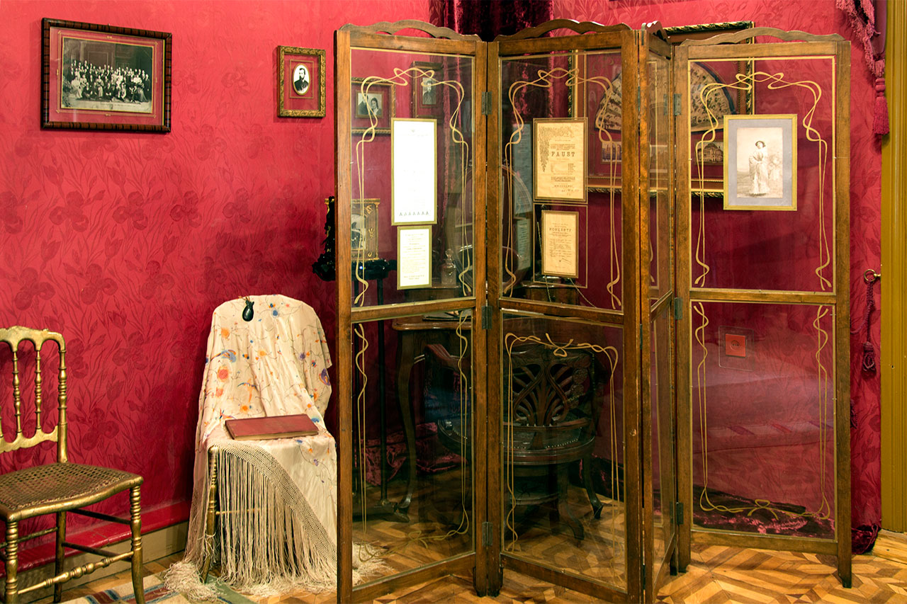 Фрагмент експозиції Музично-меморіального музею Соломії Крушельницької у Львові. Кімната "Артистична"