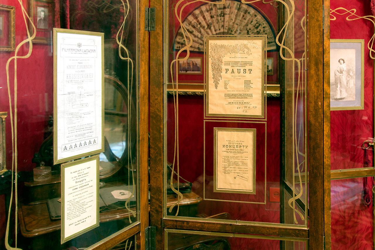 Афіша опери Ш. Ґуно "Фауст" за участю С. Крушельницької в експозиції львівського музею співачки.