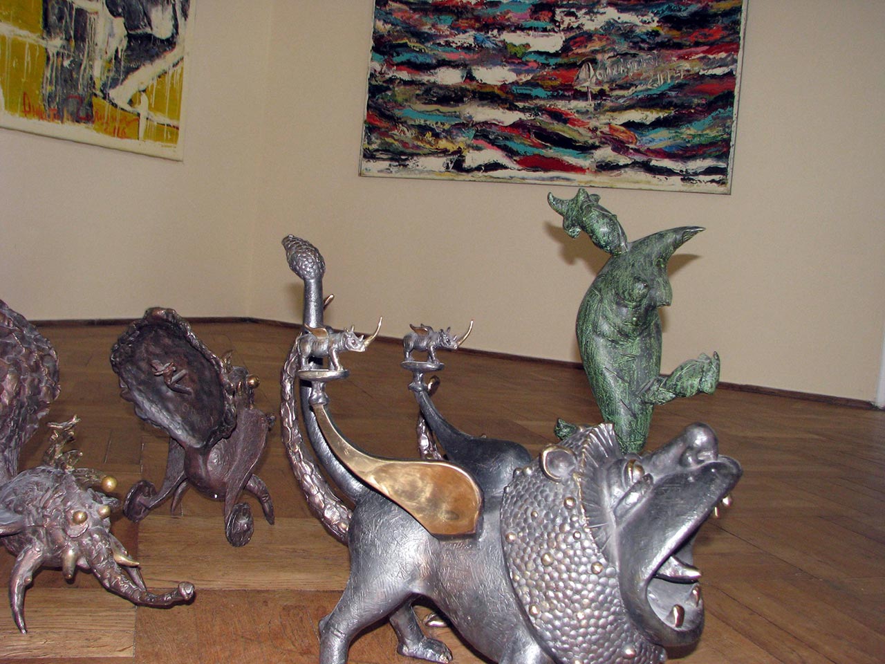 Експозиція виставки спільного арт-проекту скульптора Олега Пінчука та живописця Анатоля Галицького