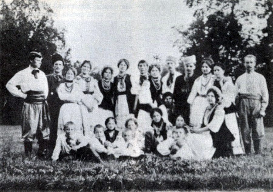 Діти з родини Десницького на свято Івана Купала в маєтку їх дядька Єремієва. (Катерина Десницька позначена зірочкою), zustrich.org.