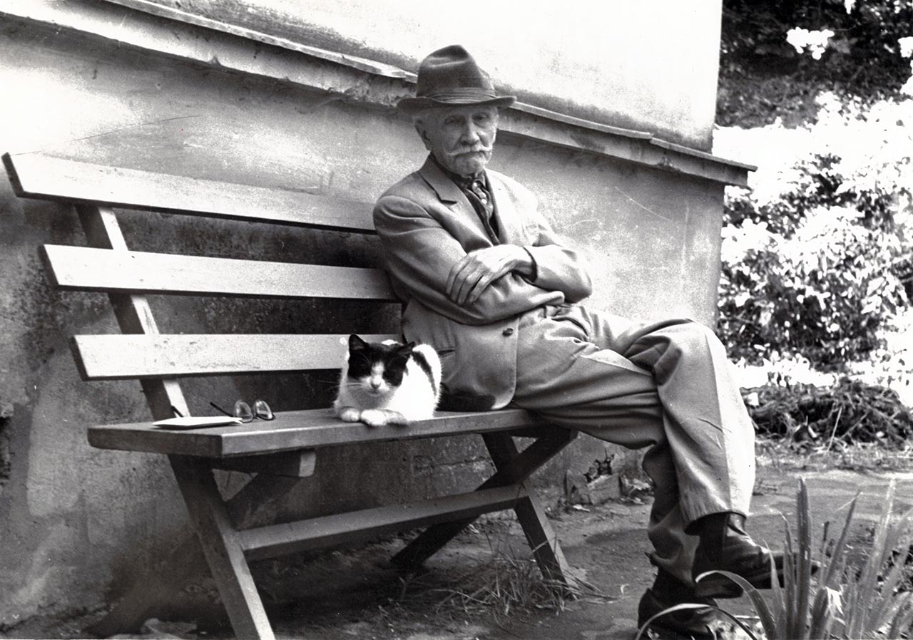 Станіслав Людкевич і киця Міцька на відпочинку