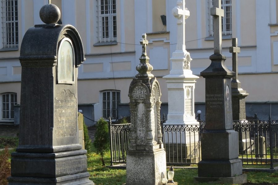Могила Десницького серед інших пам'ятників на цвинтарі під собором