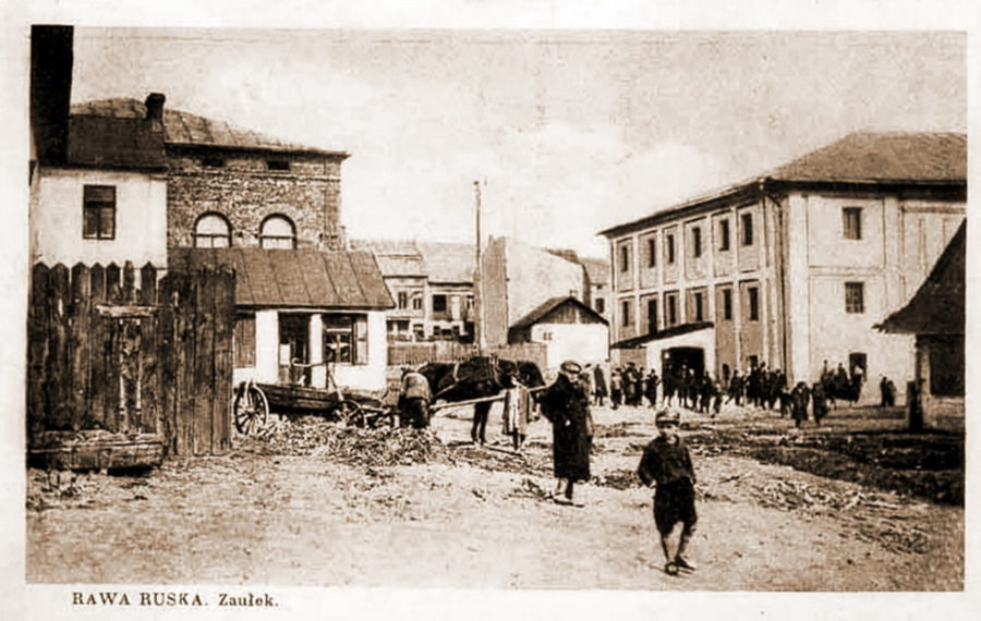 Згідно результатів вивчення цього фото дослідником Любомиром Кашубою та фахівцями «Укрзахідпроектреставрації», частина будівлі зліва – це синагога