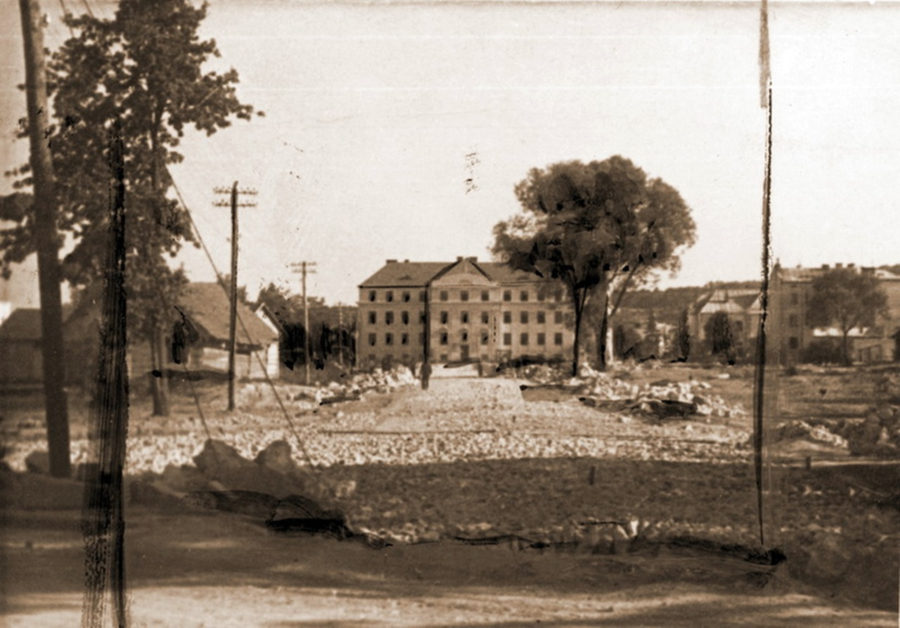 Зруйнований старий єврейський цвинтар перед німецьким штабом у приміщенні сучасного медсанбату, 1942. Джерело - http://bit.ly/2vIT0jh