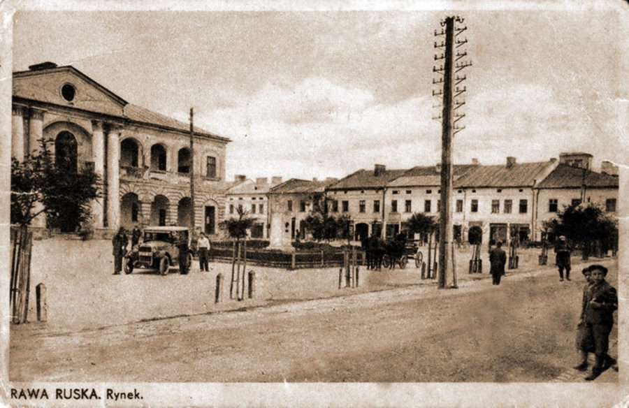 Ратуша і частина північної сторони приринкової забудови (сучасна вул. Коротка), джерело - http://rawa-ruska.at.ua/53.jpg