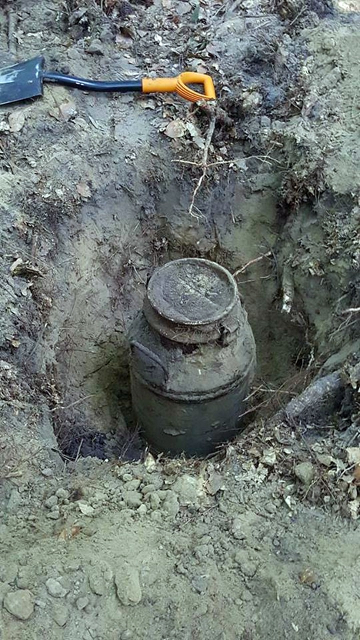 У лісі біля Львова знайшли бідон з архівними документами УПА