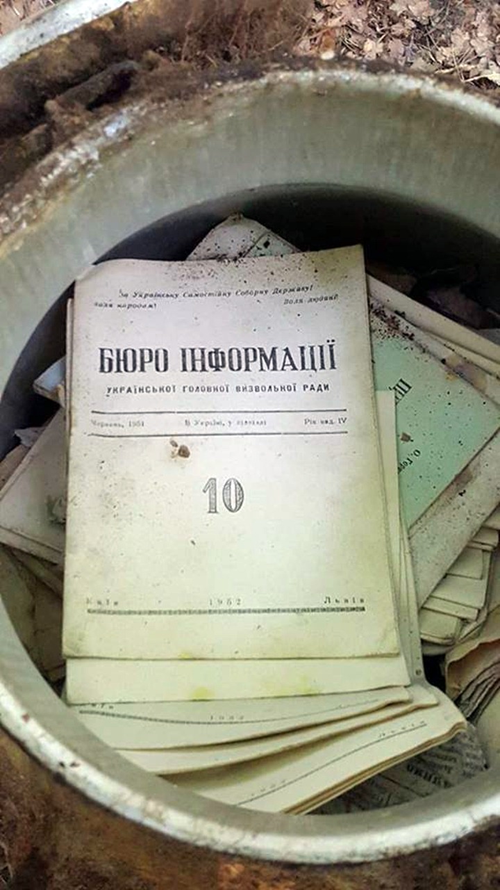 У лісі біля Львова знайшли бідон з архівними документами УПА