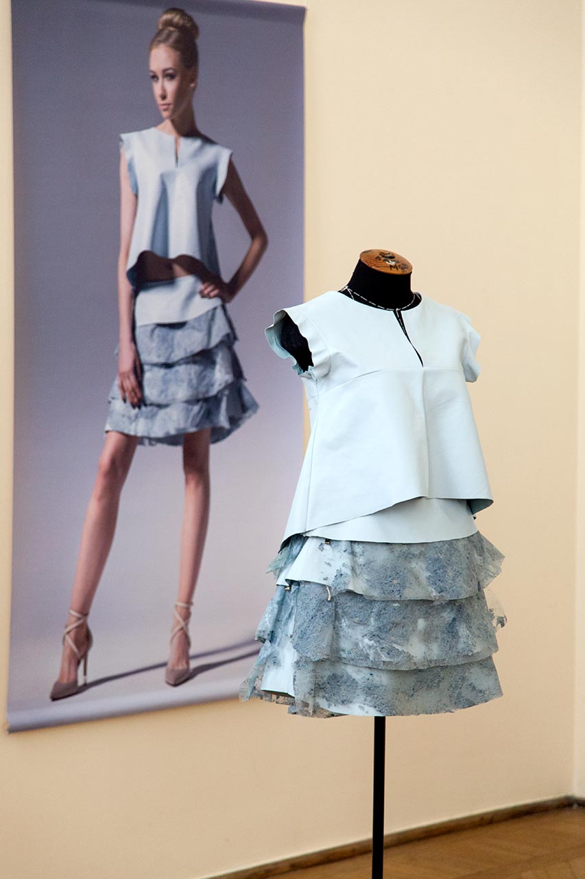 Експозиція виставкового проекту Моніки Костржевої "Структури творення" та Александри Верешки “Між лінією і формою”