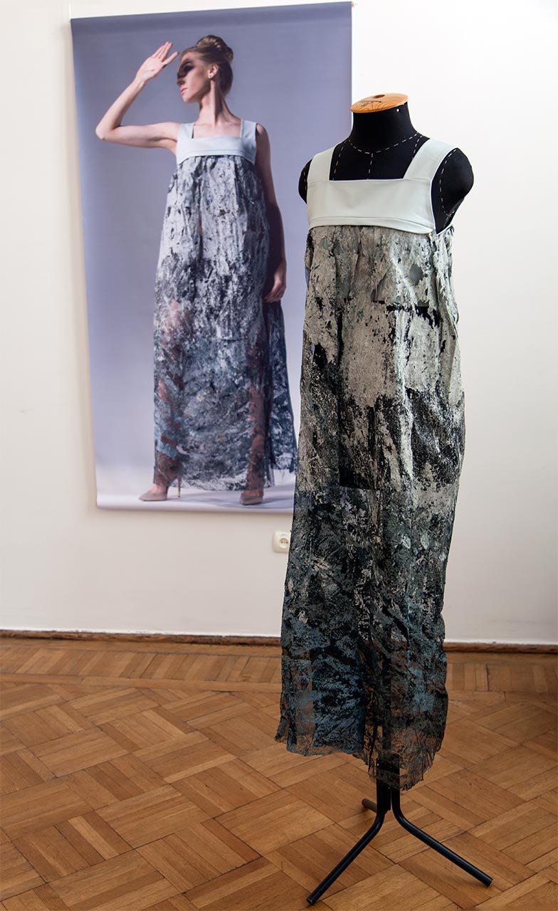 Експозиція виставкового проекту Моніки Костржевої "Структури творення" та Александри Верешки “Між лінією і формою”