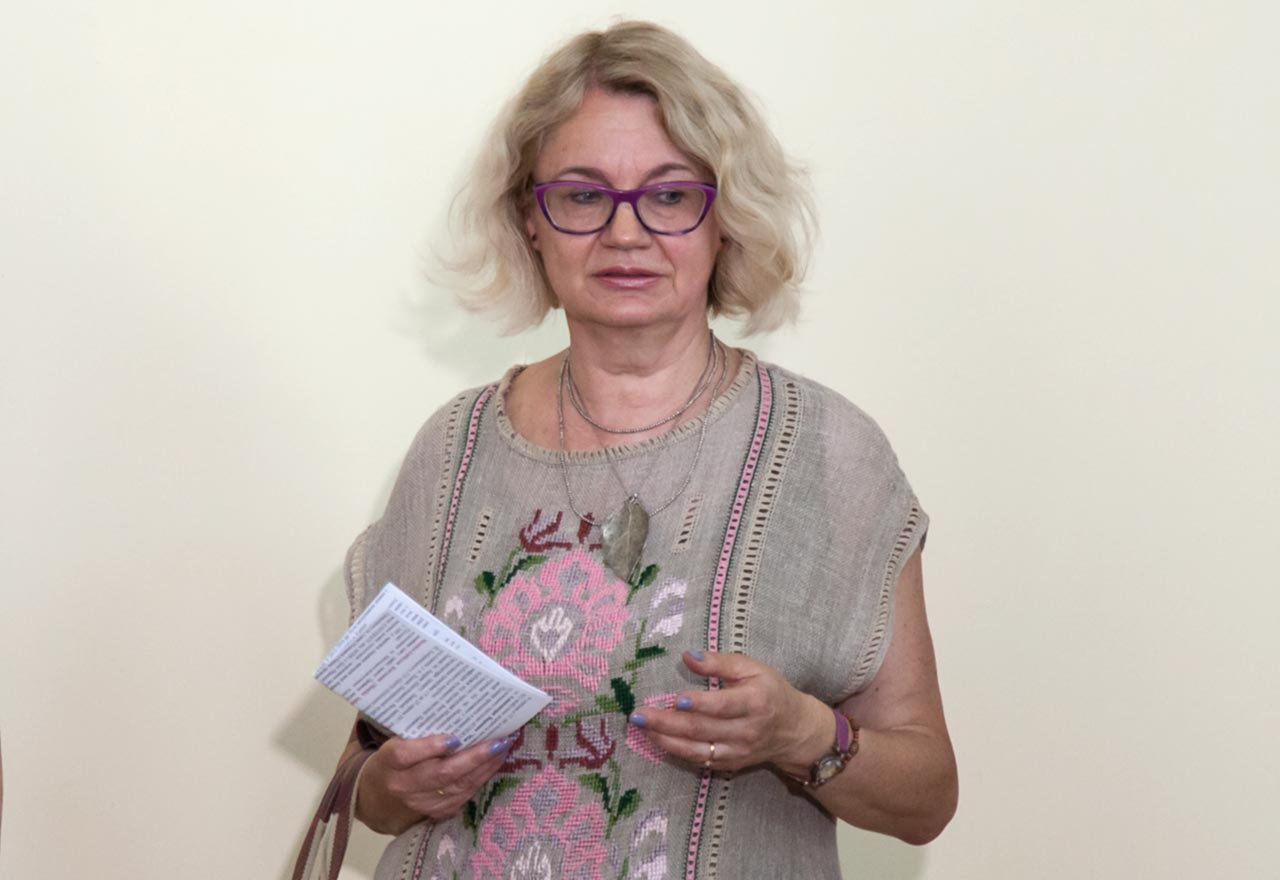 Кандидат мистецтвознавства, професор кафедри дизайну костюму Львівської національної академії мистецтв Зеновія Тканко