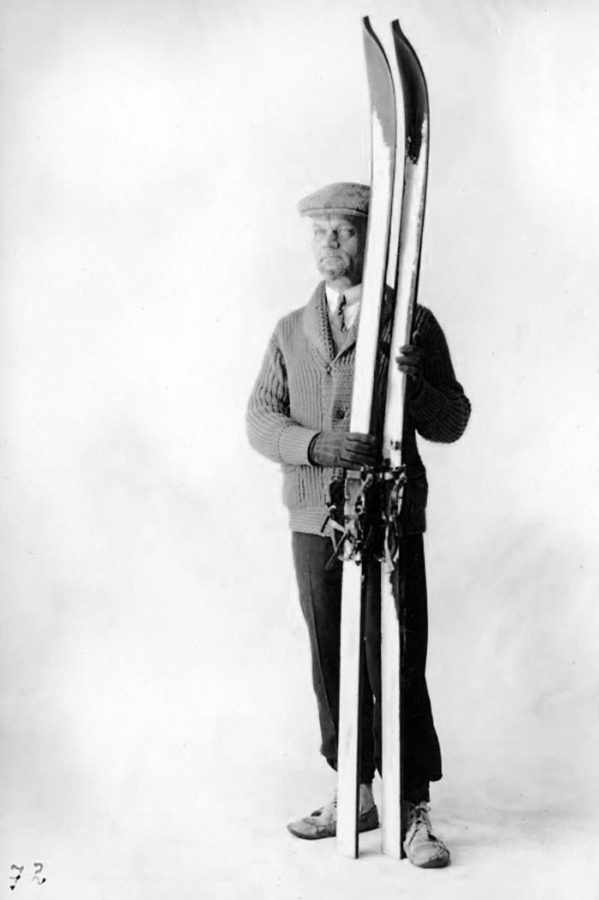 Іван Боберський демонструє зимове спорядження (одяг та засоби пересування: лещата). Діаспорний період. Канада.