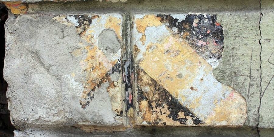 Фарбовані смуги на будинку