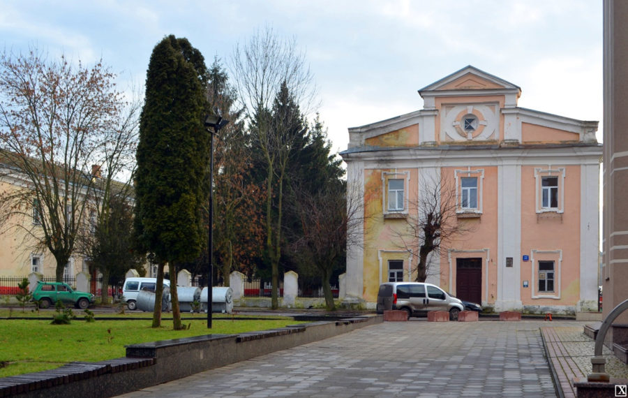 Сквер біля монастиря тринітаріїв