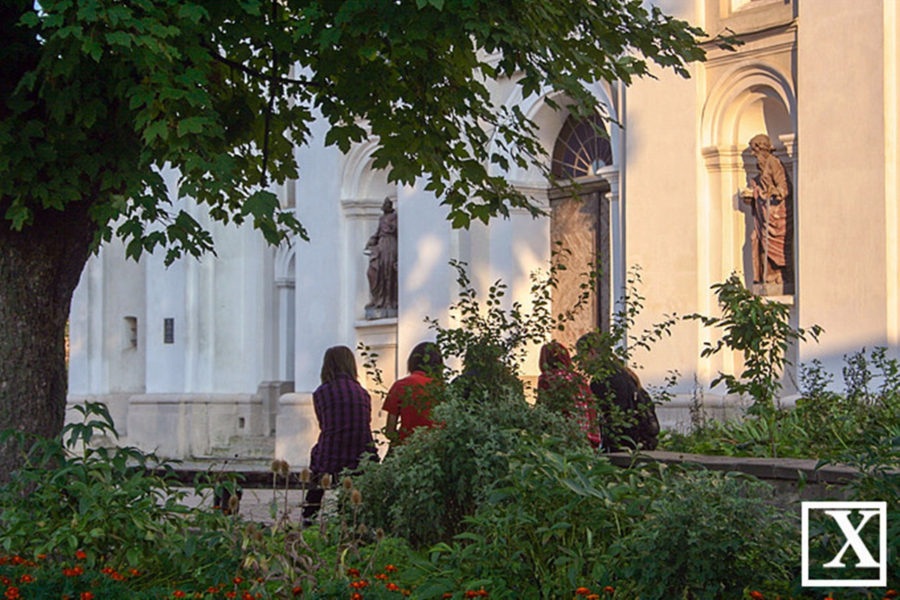 Майдан перед Кафедральним костелом святих апостолів Петра і Павла