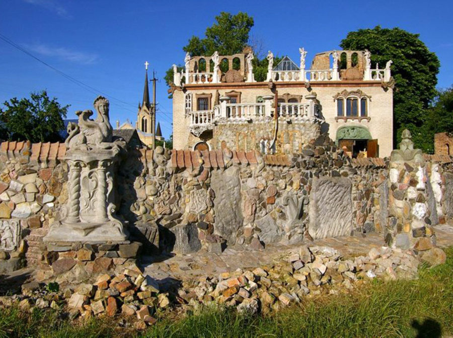 Лавочка під мурами вернісажного будинку Миколи Голованя