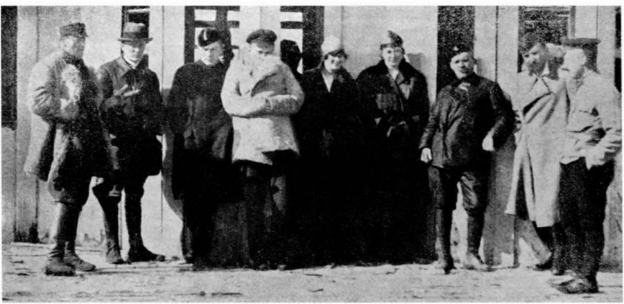 Старшини Летунського відділу з дружинами. Зліва направо: сотник Петро Франко, поручик Василь Костів, четарь Микола Сєріков, хорунжий Михайло Іванов, дружина сотника І. Шостакова, дружина сотника Н. Залозного, сотник Никандр Залозний, сотник Джамбулат Кануков, сотник Іван Шестаков. Фото з часопису «Літопис Червоної Калини»