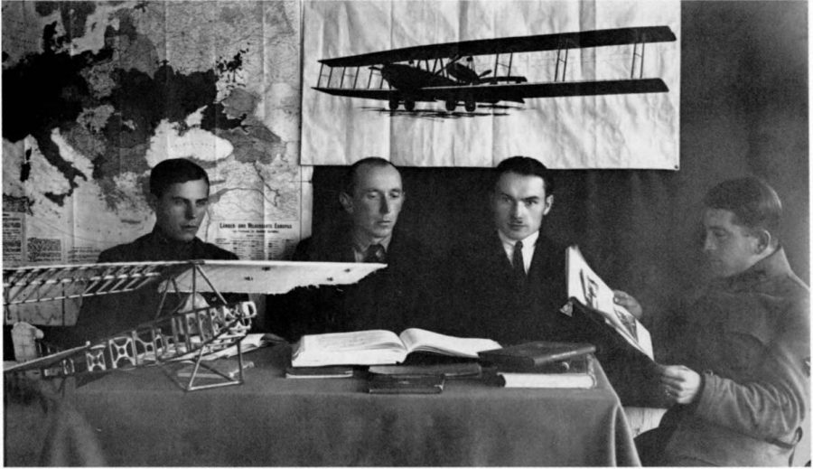 Ветерани Летунського відділу Галицької армії у таборі Німецьке Яблонне у Чехословаччині, 1921 р. Фото з фондів ЦДАКФДУ їм. Г. С. Пшеничного