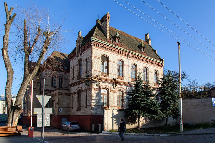 Будівля “Закладу для невиліковно хворих та виздоровлюючих християн імені Антонія і Валерії Білінських” на вул. Смаль-Стоцького, 2017 р.