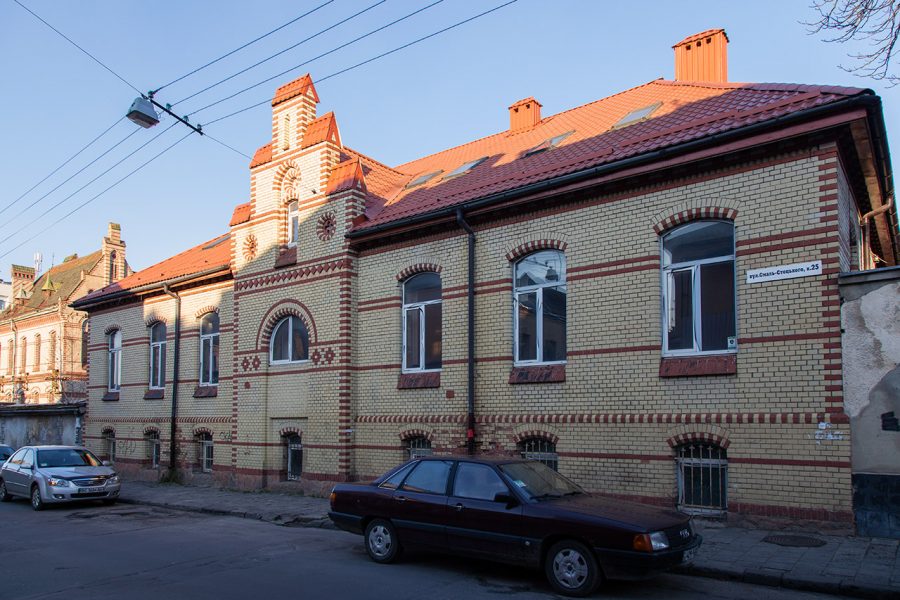 Будівля “Закладу для невиліковно хворих та виздоровлюючих християн імені Антонія і Валерії Білінських” на вул. Смаль-Стоцького, 2017 р.