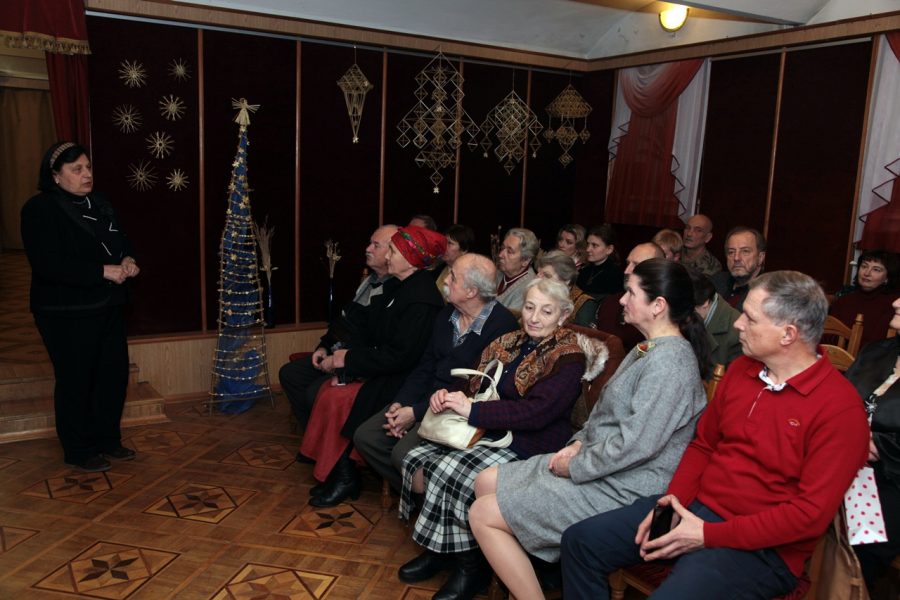 Марія Магунь на відкритті виставки Марії Іванишин