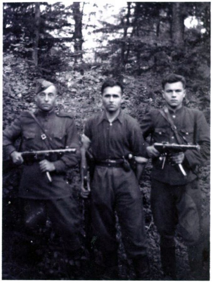  Зліва направо: Федір Кононович, районний провідник ОУН, стрілець УПА Михайло Піщула «Левко», стрілець УПА «Максим» (ім’я та прізвище невідоме), Бібреччина, 1945-1947 роки