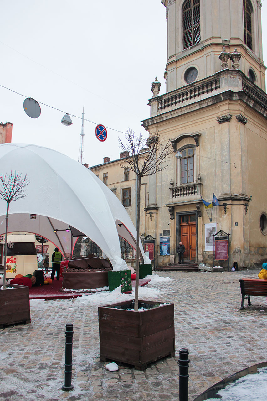 Рекламна конструкція перед входом до Домініканського собору