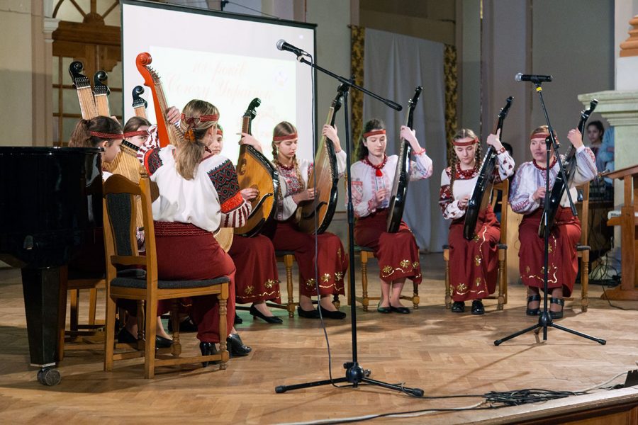 Ансамбль бандуристок Львівської академічної гімназії «Калинонька» на урочистій академії «Жіноцтво української землі» з нагоди 100-річчя започаткування Союзу Українок