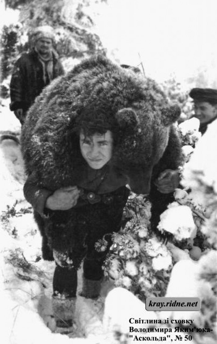 "Сибіряк" (кулеметник Василь Білінчук) несе на плечах ведмежа