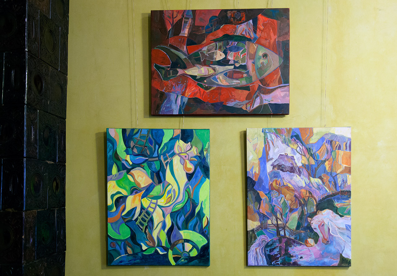 Експозиція виставки Марії Ворончак "Голос землі"