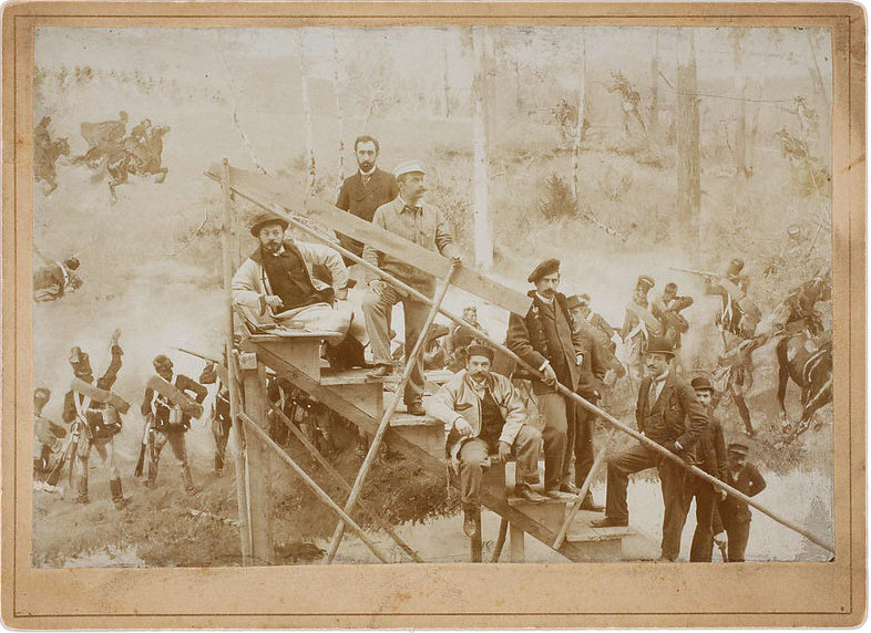 Група малярів у студії, що працюють над "Рацлавицькою панорамою": Ян Стика, Вінцент Водзіновський, Войцех Коссак, Тадеуш Попель та інші. Фото 1893-1984 року http://cyfrowe.mnw.art.pl/