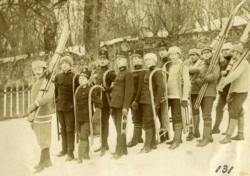 Учні української гімназії в Перемишлі – представники спортового кружка “Сянова Чайка” під час зимового заняття з руханки. Перемишль, 1911 р. З приватного архіву Степана Гайдучка (м. Львів).