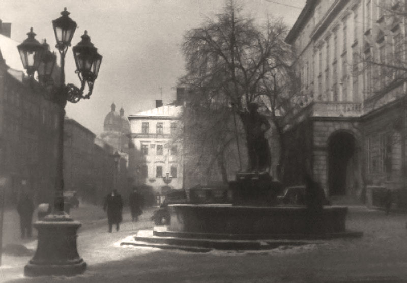 Площа Ринок у Львові, зима 1941 року. Фото Сергія Шиманського. Фото Сергія Шиманського
