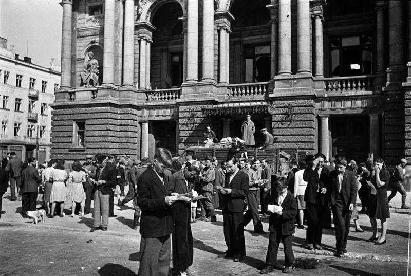Львів, площа перед Львівською Оперою, фото 1944 року