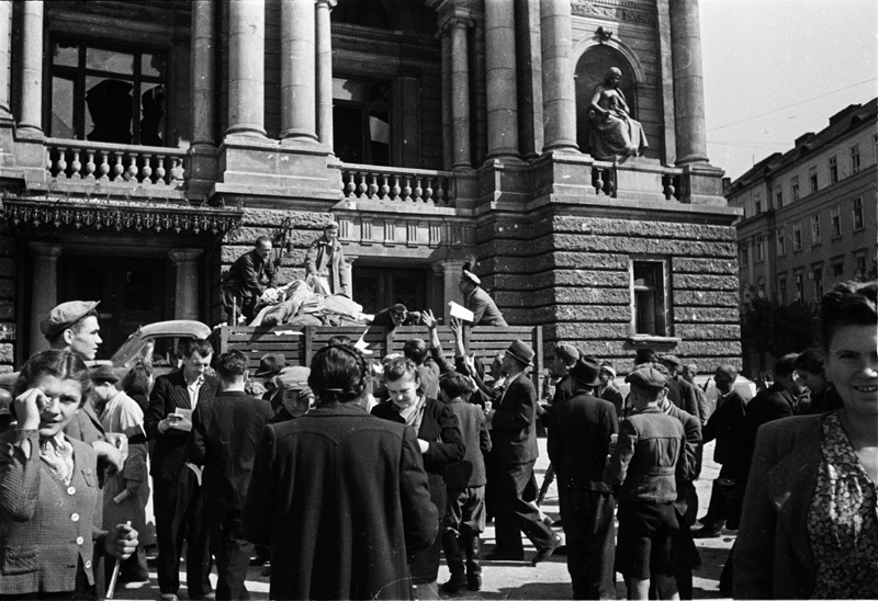 Львів, площа перед Львівською Оперою, фото 1944 року