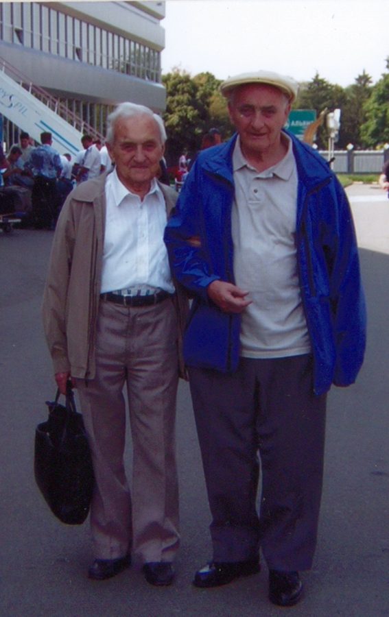 Василь Кук із своїм найкращим другом Богданом Качором – колишнім в’язнем Освенціму, який багато років очолював Світову лігу українських політв’язнів у Нью-Йорку. 94-річний Богдан Качор, живе в США, але й сьогодні робить усе можливе, щоб про Василя Кука дізналося якомога більше людей. Фото Лесі Бондарук