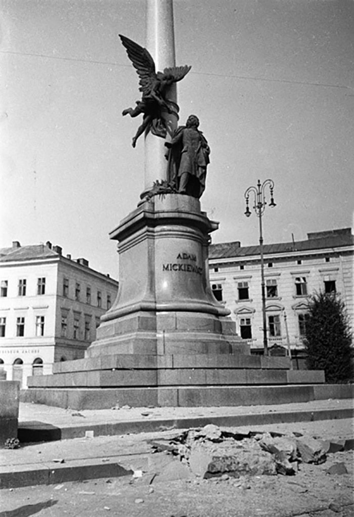 Львів, пам’ятник Адаму Міцкевичу. Фото 1944 року