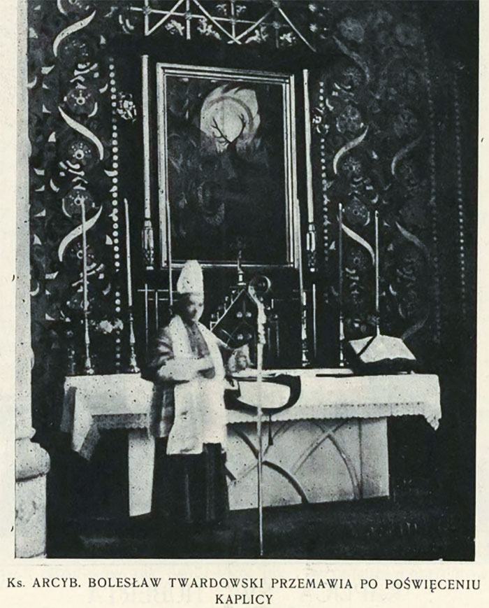 Єпископ Болеслав Твардовський під час посвячення збудованого вівтаря Святого Губерта. Poświencenie kaplicy św. Huberta w kościele św. Elżbiety // Łowiec. – 1926. – № 7-8. – S.100. 