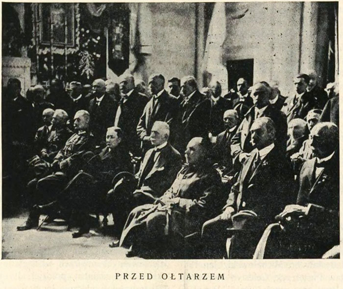 Перед вівтарем Святого Губерта. Poświencenie kaplicy św. Huberta w kościele św. Elżbiety // Łowiec. – 1926. – № 7-8. – S.101. 