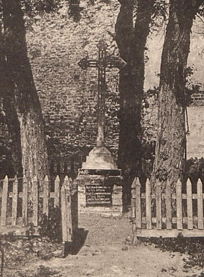 Символічна могила Любарта у замку на поштовій листівці початку ХХ століття