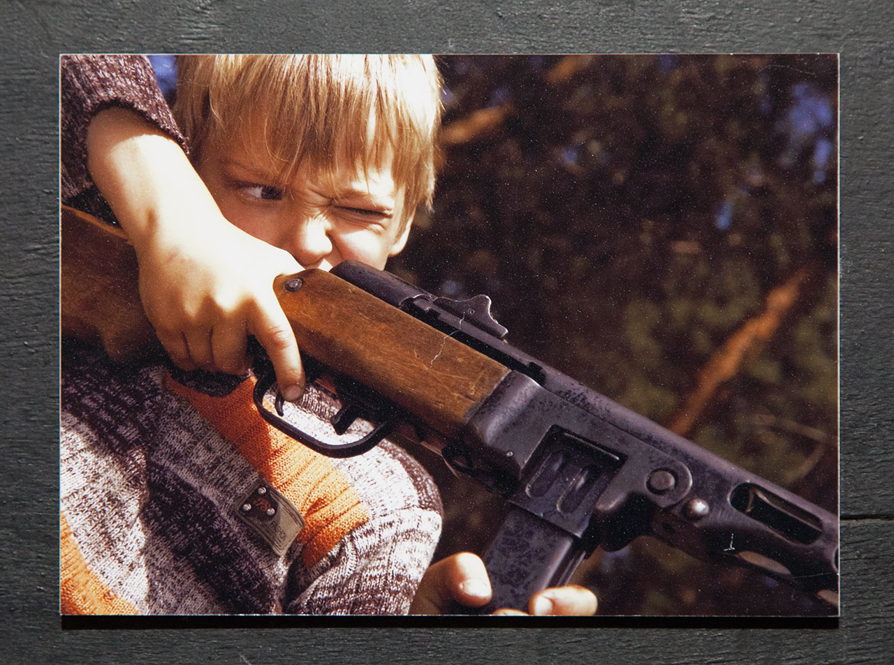 Експозиція виставки фотографій російського художника-документаліста Василя Мельниченка "Братва"
