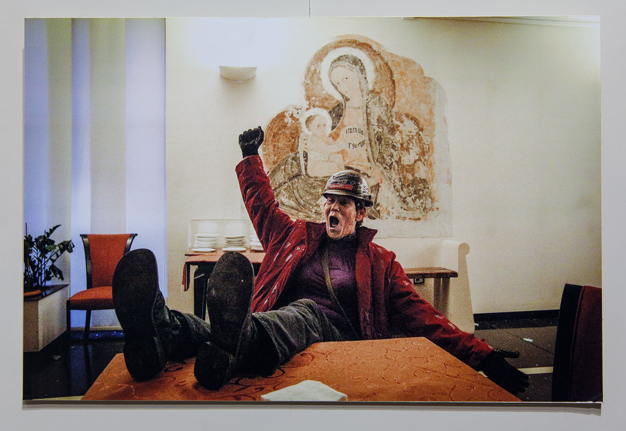 Експозиція виставки фотографій російського художника-документаліста Василя Мельниченка "Братва"