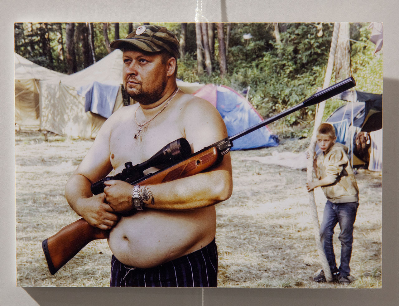 Експозиція виставки фотографій російського художника-документаліста Василя Мельниченка "Братва"