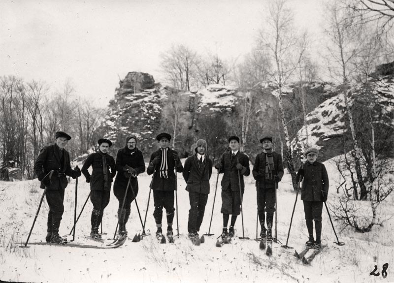 Учні Філії Академічної гімназії під керівництвом професора Степана Гайдучка (третій зліва) під час лещетарської мандрівки околицями Львова (поблизу Чортових скель). 1928 р. З приватного архіву Степана Гайдучка (м. Львів).