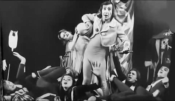 Анатолій Гугнин під час репетиції разом з акторами