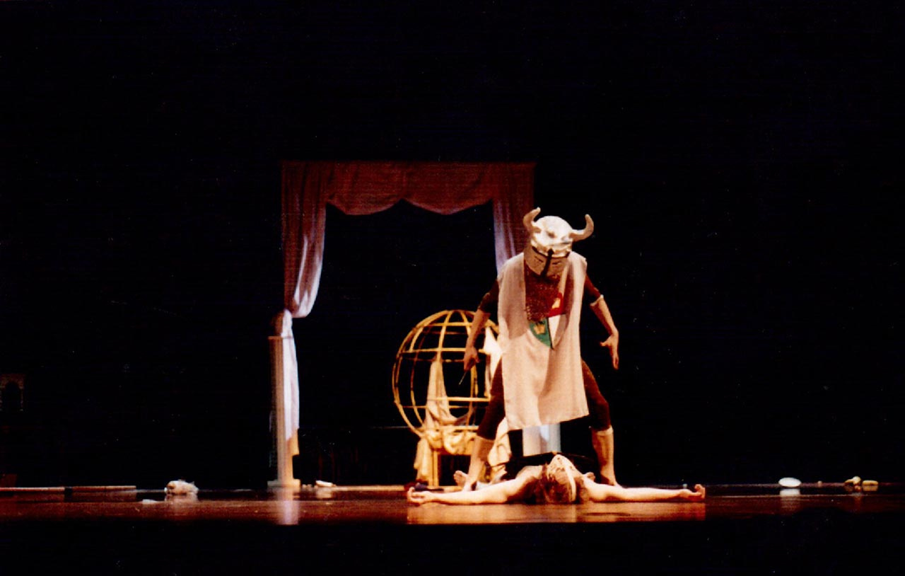 Сцена з вистави "Поппі і Хуаххо"