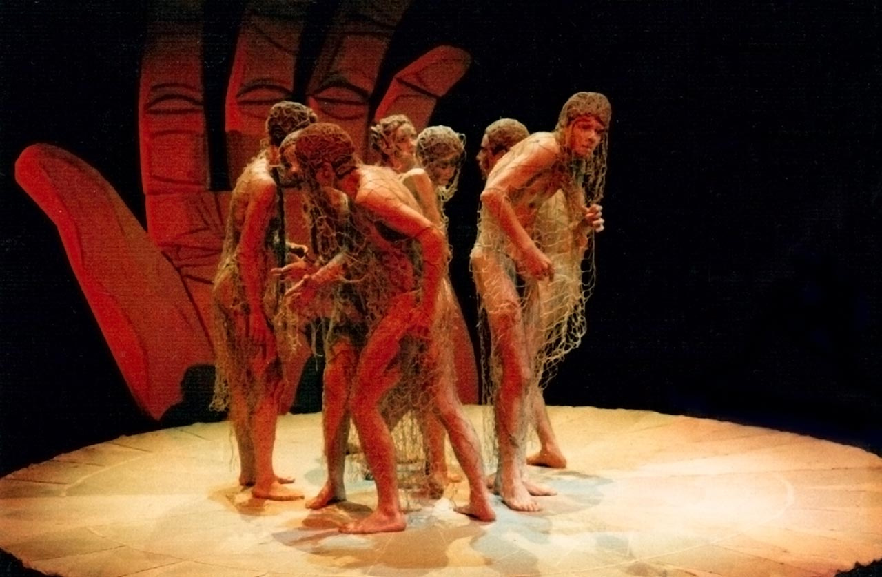 Сцена з вистави "Земля"